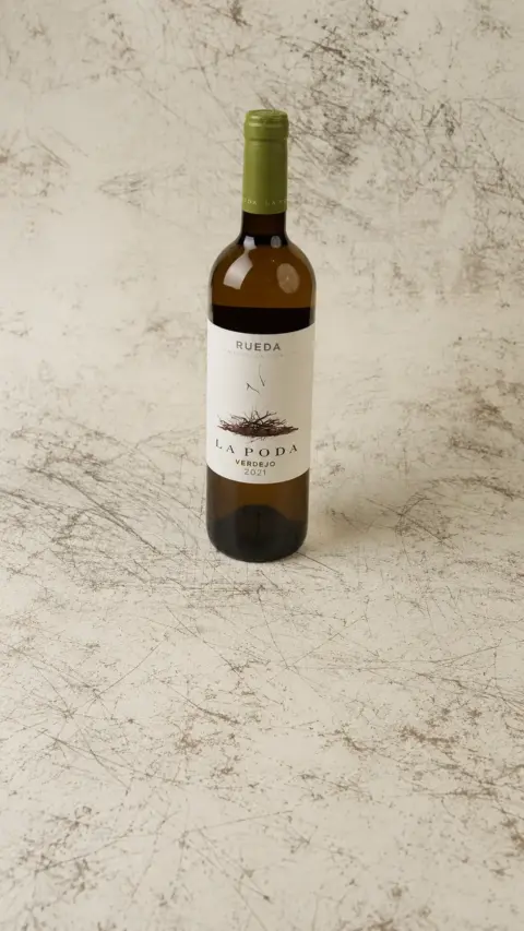 Botella de vino blanco La Poda Verdejo